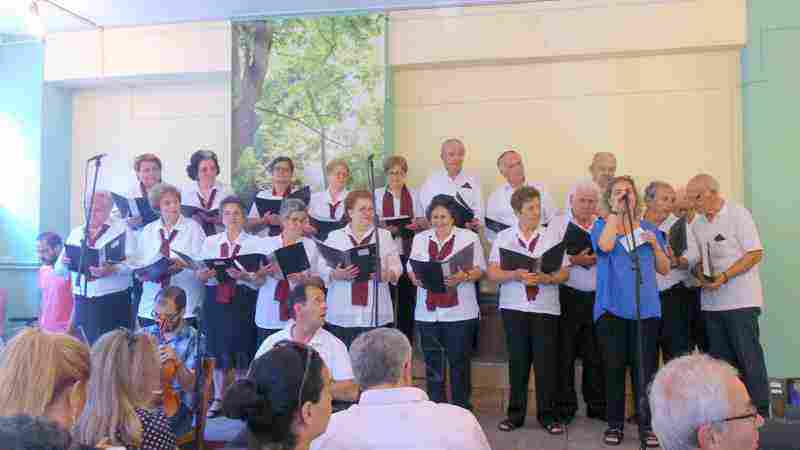 Χορωδία ΚΑΠΗ Αυλώνα - Διεύθυνση Χορωδίας κ. Αθανασία Βόγλη - Στην προσφώνηση η κ. Ελεάνα Καπράνου, εκπρόσωπος της Κ.Ε.Δ.Ω.